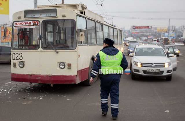В Челябинске священник врезался в троллейбус