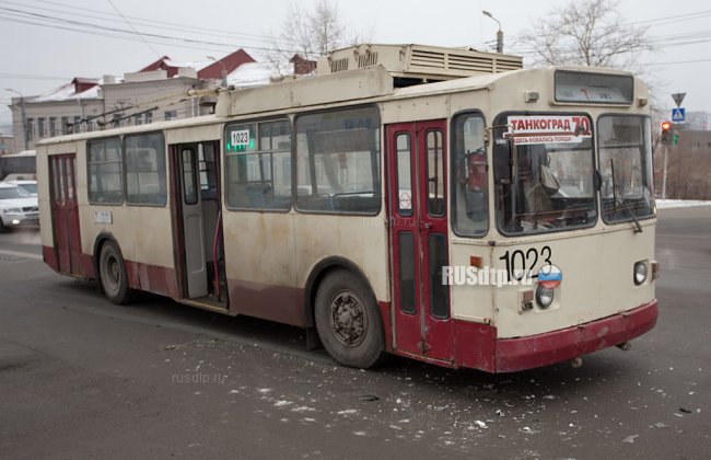 В Челябинске священник врезался в троллейбус