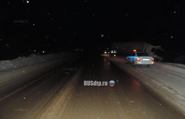 Водитель легковушки погиб на трассе в Тюменской области