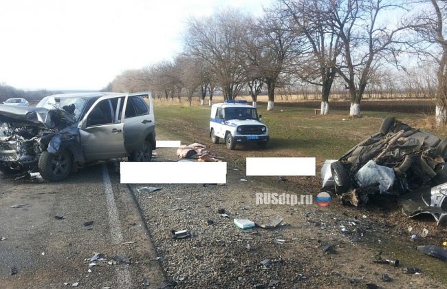 Три человека погибли в лобовом столкновении автомобилей на Ставрополье