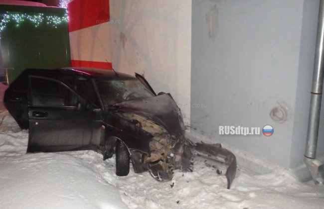 В Кирово-Чепецке автомобиль врезался в стену
