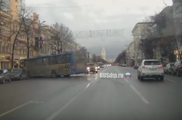 В Воронеже автобус протаранил три автомобиля на встречной полосе (видео)