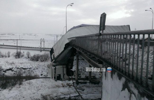 Фура повисла на мосту в Прокопьевском районе