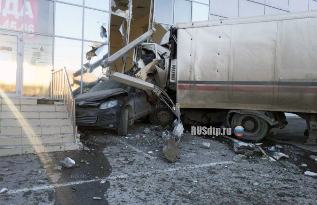 В Новороссийске фура без тормозов устроила массовое ДТП и врезалась в здание