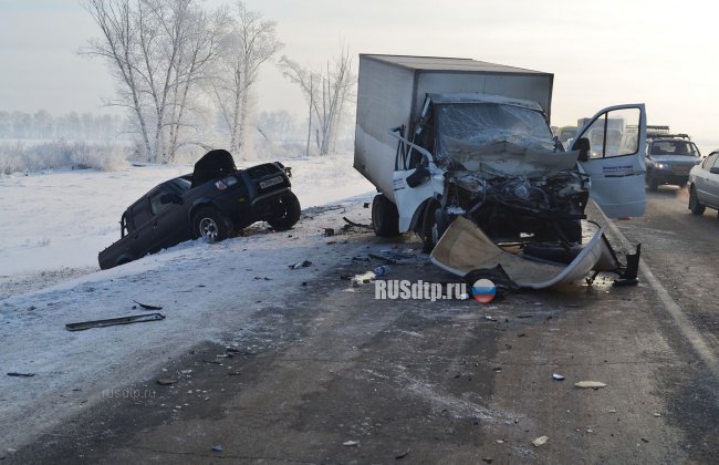 Четыре автомобиля и автобус столкнулись в Иркутской области