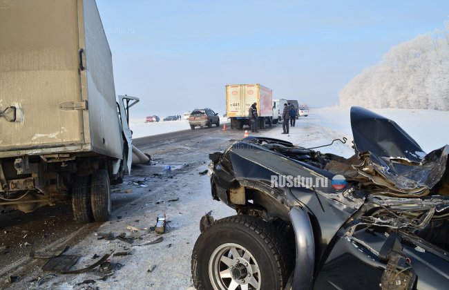 Четыре автомобиля и автобус столкнулись в Иркутской области