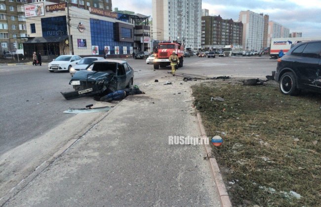 В результате столкновения ВАЗ и Porsche в Курске погиб водитель