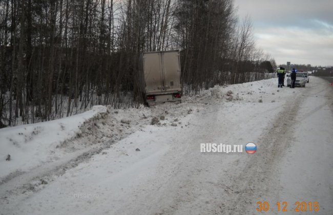 В Кировской области 52-летний дальнобойщик погиб, врезавшись в дерево