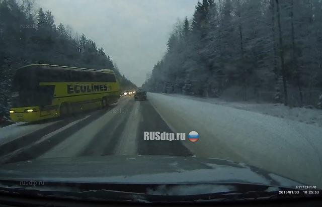 Момент ДТП с автобусом на Киевском шоссе под Петербургом попал в объектив видеорегистратора