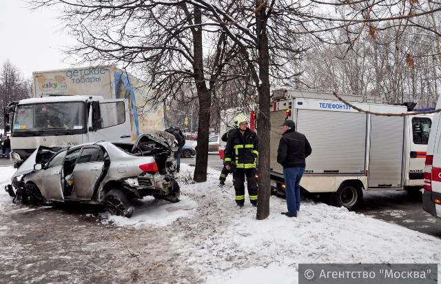 Четыре автомобиля столкнулись на Коровинском шоссе. Погиб человек