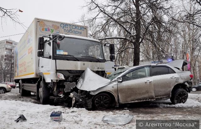 Четыре автомобиля столкнулись на Коровинском шоссе. Погиб человек