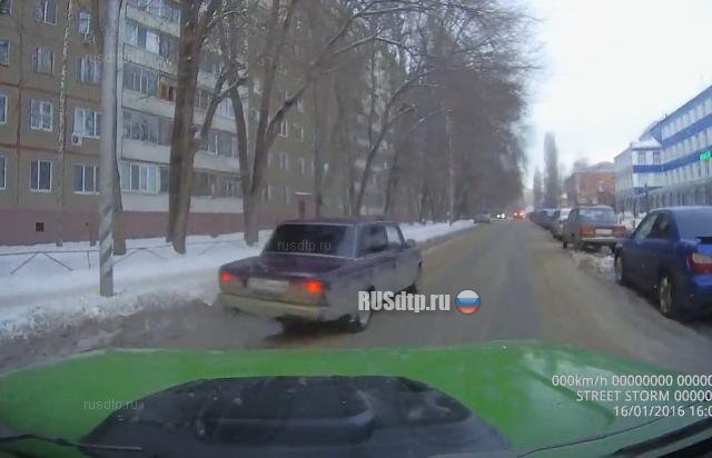 Два ВАЗа столкнулись на улице Шелковичной в Саратове