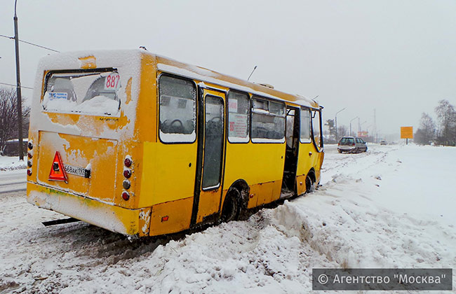 Автобус столкнулся с грузовиком на Калужском шоссе. Пострадали 8 человек