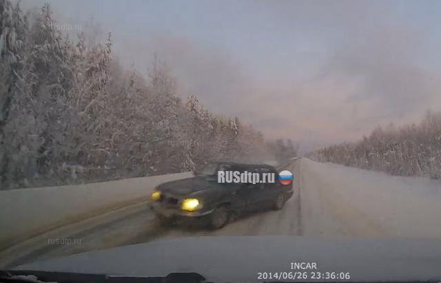 Видеокадры столкновения VW Amarok и ГАЗ \»Волга\» на трассе в Коми