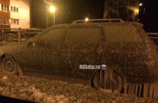 В Санкт-Петербурге примерзли машины