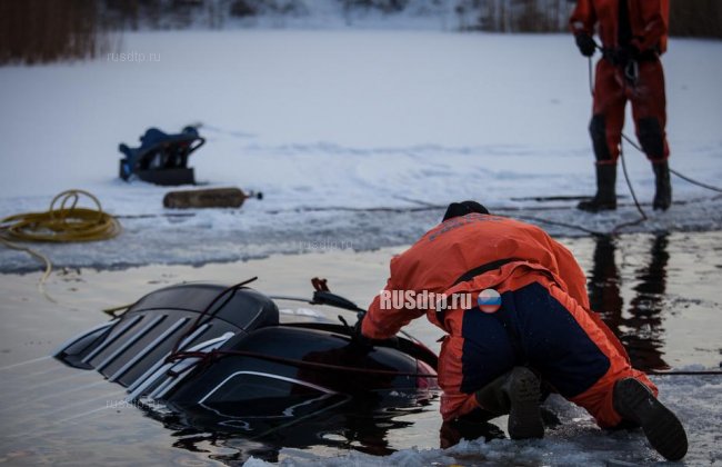 В Санкт-Петербурге три человека провалились под лёд. Погибла молодая женщина