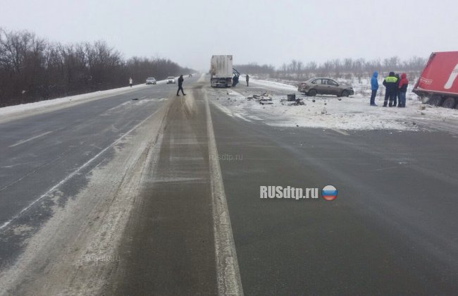 Двое погибли в ДТП с участием трех автомобилей в Ростовской области