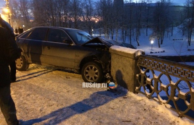 Женщина снесла ограждение и едва не упала с моста