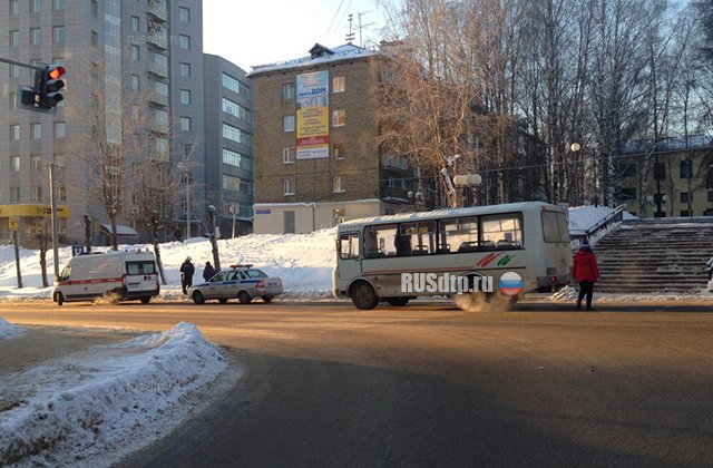 Автобус сбил девушку в Сыктывкаре
