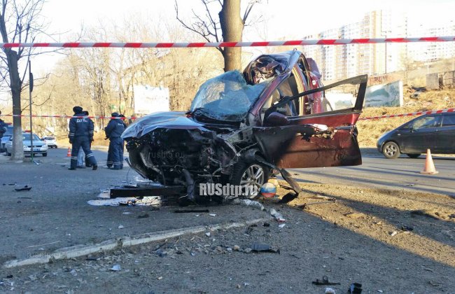 «Тойоту» намотало на дерево во Владивостоке