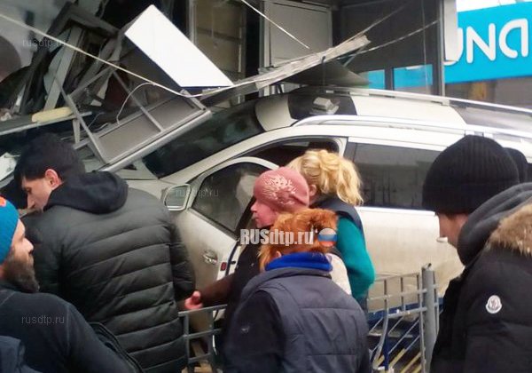 В Киеве внедорожник сбил пешеходов и врезался в здание клиники