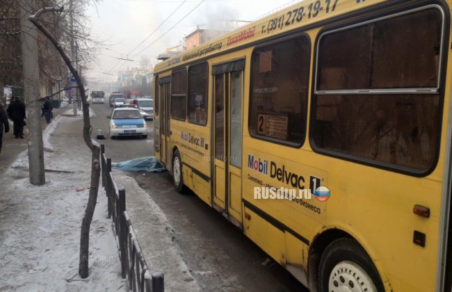 В Красноярске автобус задавил выпавшую из салона девушку (видео)