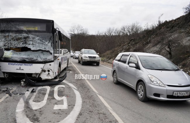 Один человек погиб и семеро пострадали в ДТП с автобусом под Новороссийском
