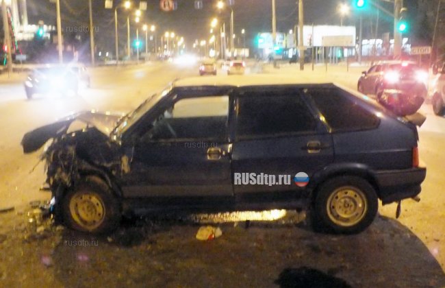 ВАЗ-2110 разломило надвое в результате тройного ДТП в Омске