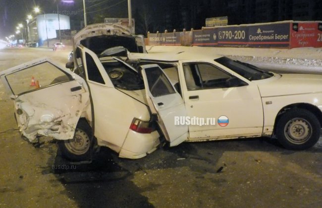 ВАЗ-2110 разломило надвое в результате тройного ДТП в Омске