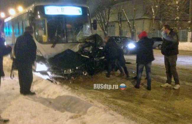 Два человека погибли в ДТП с участием автобуса в Твери