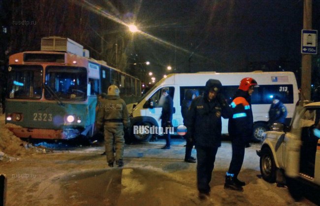 Более 10 человек пострадали в ДТП с участием троллейбуса и маршрутки в Тольятти