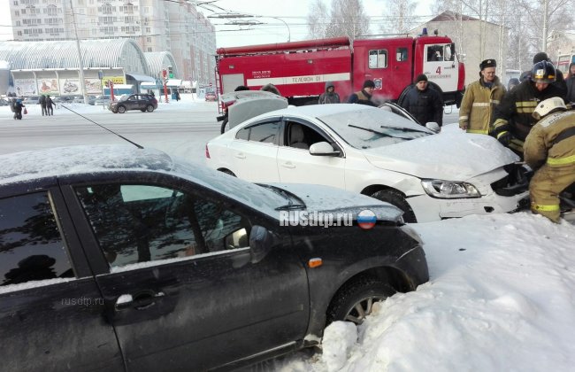 Volvo, Lada и Toyota столкнулись в Кемерове