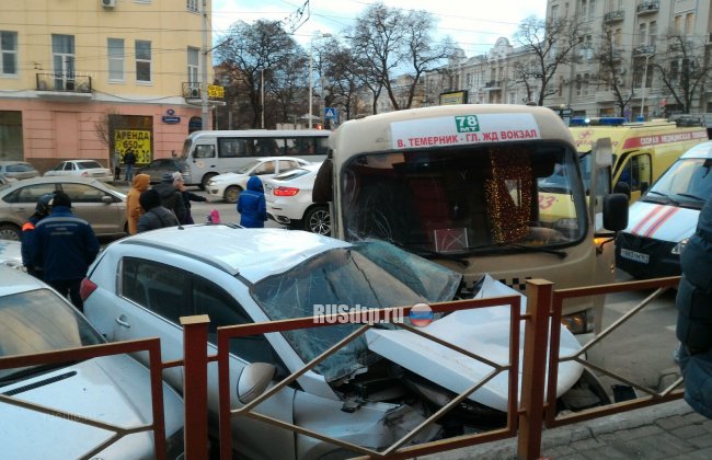 Водитель маршрутки спровоцировал массовое ДТП в Ростове-на-Дону