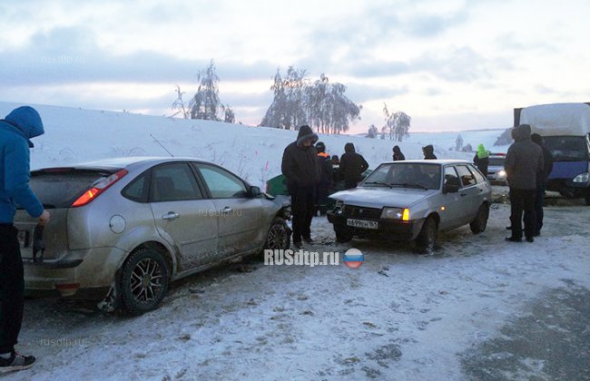 Двое погибли в лобовом столкновении «Газели» и «Рено» в Саратовской области