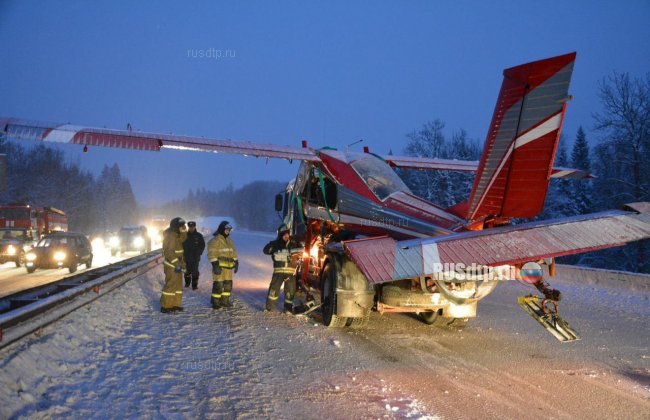 Легкомоторный самолет приземлился на Ярославском шоссе