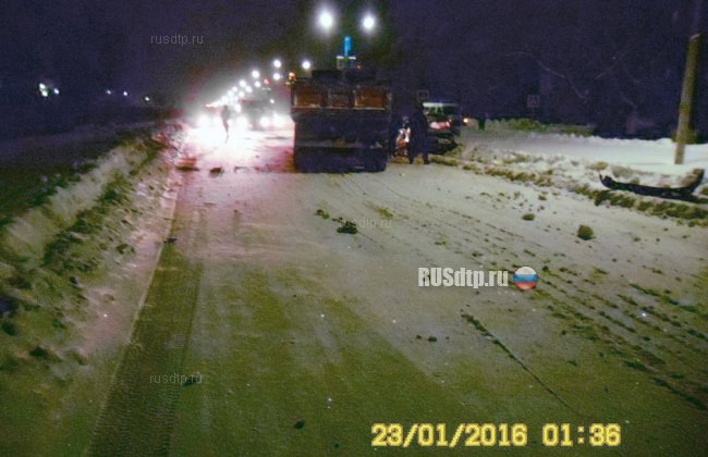 Молодая компания на ВАЗ-2112 разбилась в ДТП с автогрейдером в Удомле
