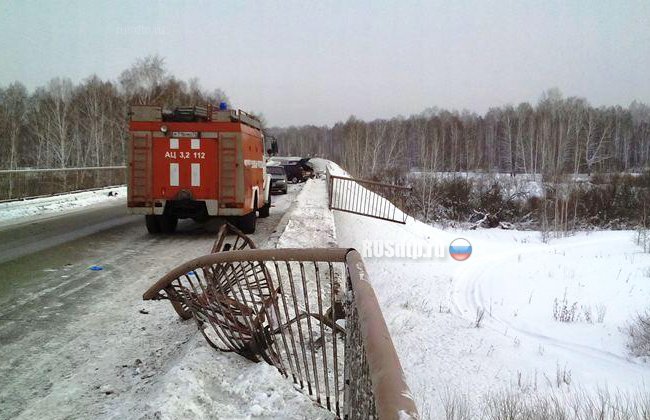Фура упала с моста в реку после ДТП в Челябинской области
