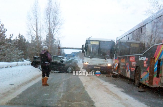 Один человек погиб при столкновении автобуса и двух автомобилей в Перми