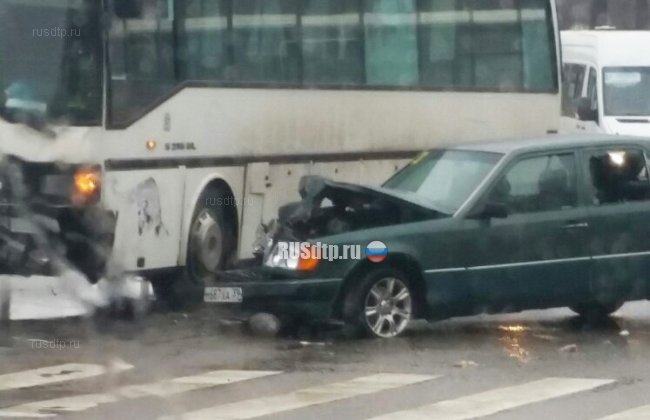 «Мерседес» столкнулся с пассажирским автобусом в Калининграде