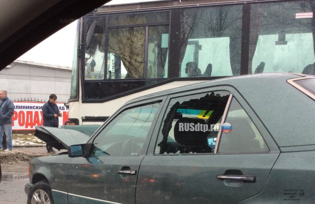 «Мерседес» столкнулся с пассажирским автобусом в Калининграде