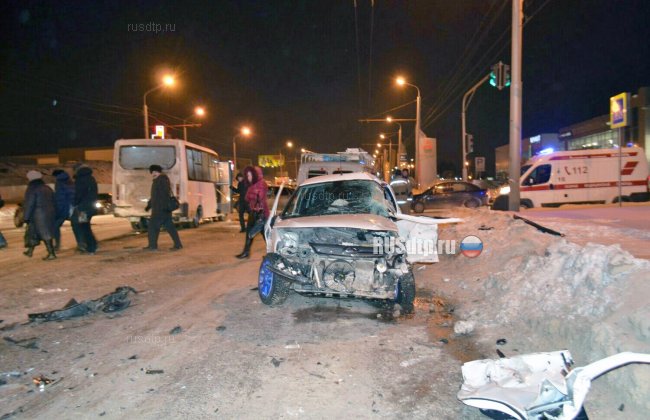 6 человек пострадали в крупном ДТП с участием автобуса и двух легковых автомобилей в Уфе