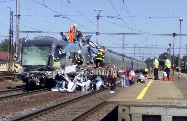 В Чехии водитель фуры выехал на железнодорожный переезд