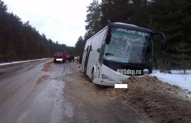 На трассе в Калужской области погиб водитель, которому помогли выбраться из кювета