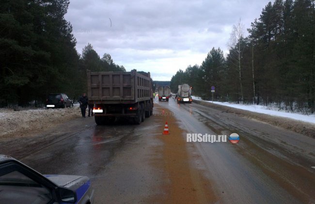 На трассе в Калужской области погиб водитель, которому помогли выбраться из кювета