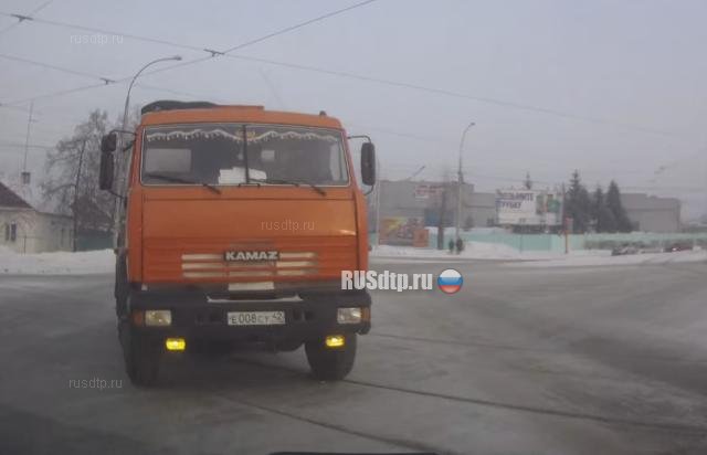 Видеозапись ДТП в Кемерове, в котором 3 человека пострадали
