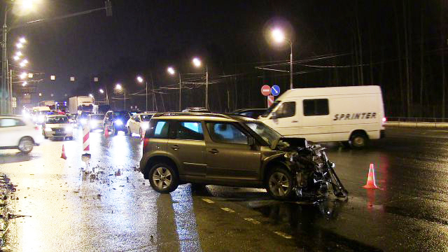 Два человека погибли при столкновении трех автомобилей в Москве