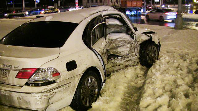 Два человека погибли при столкновении трех автомобилей в Москве