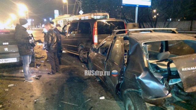 На улице Люблинской в Москве пьяная автоледи протаранила 6 автомобилей
