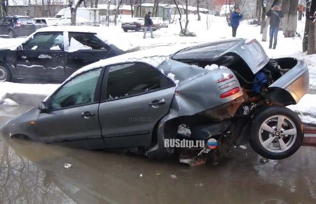 Московские коммунальщики разорвали провалившийся в промоину Fiat