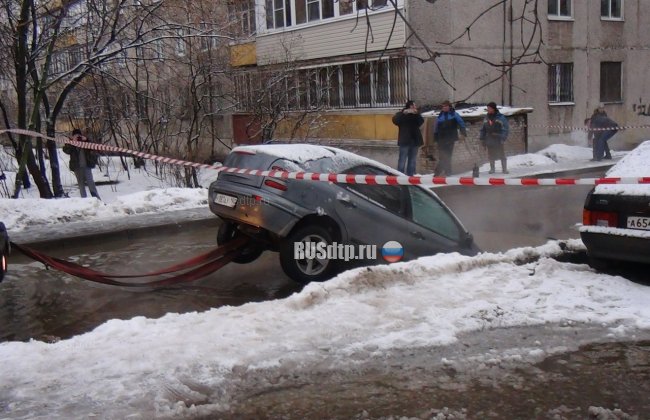 Московские коммунальщики разорвали провалившийся в промоину Fiat